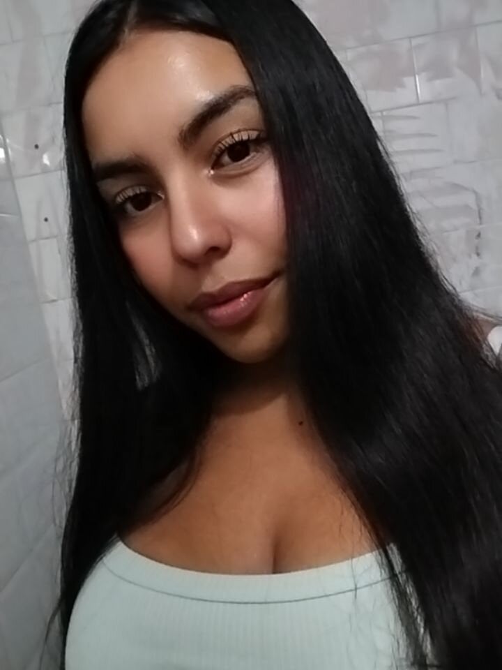 BrunetteAbby_