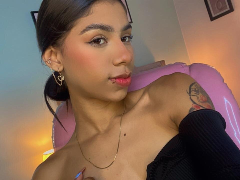 BrunetteAdams001
