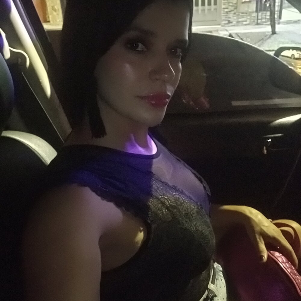 CurvySara1