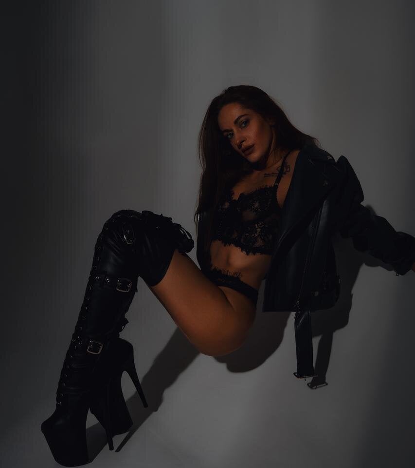 HoneyDollKiss