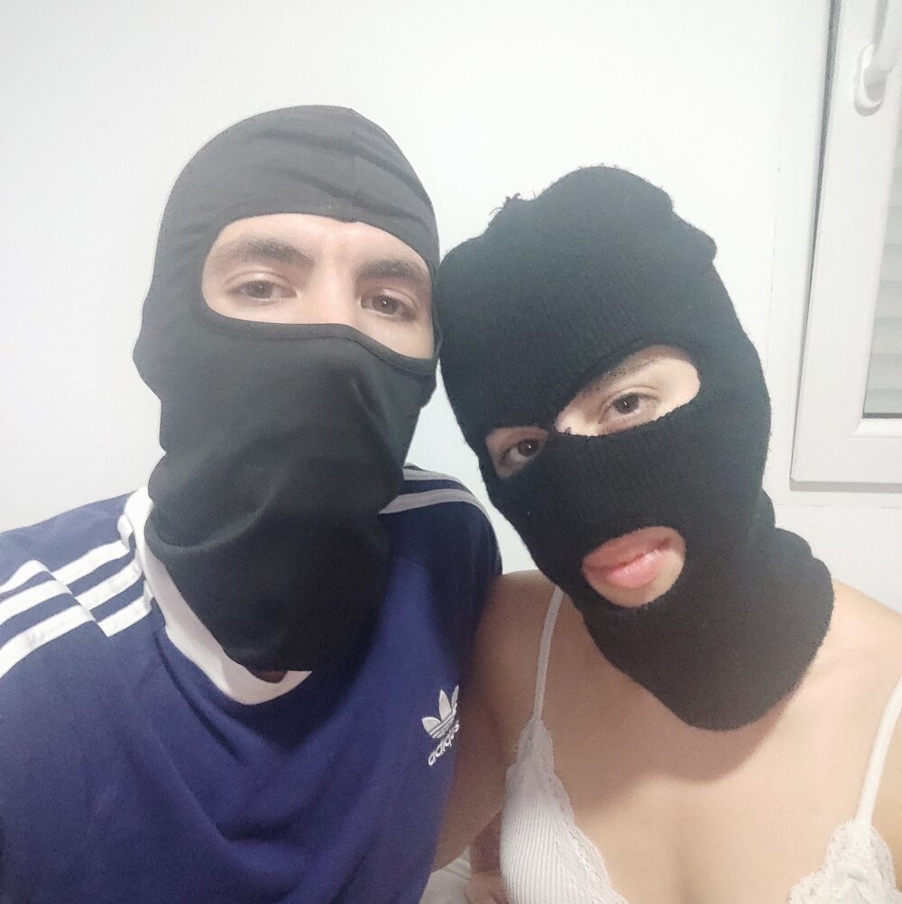 MaskedYoungCouple